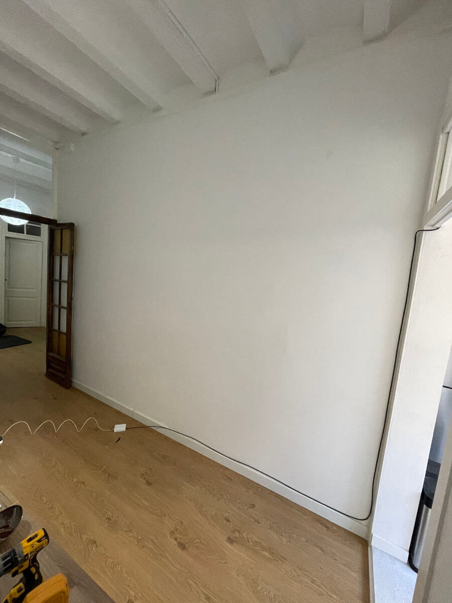 bare-white-wall-with-floor-cable-palm-solutions-barcelona