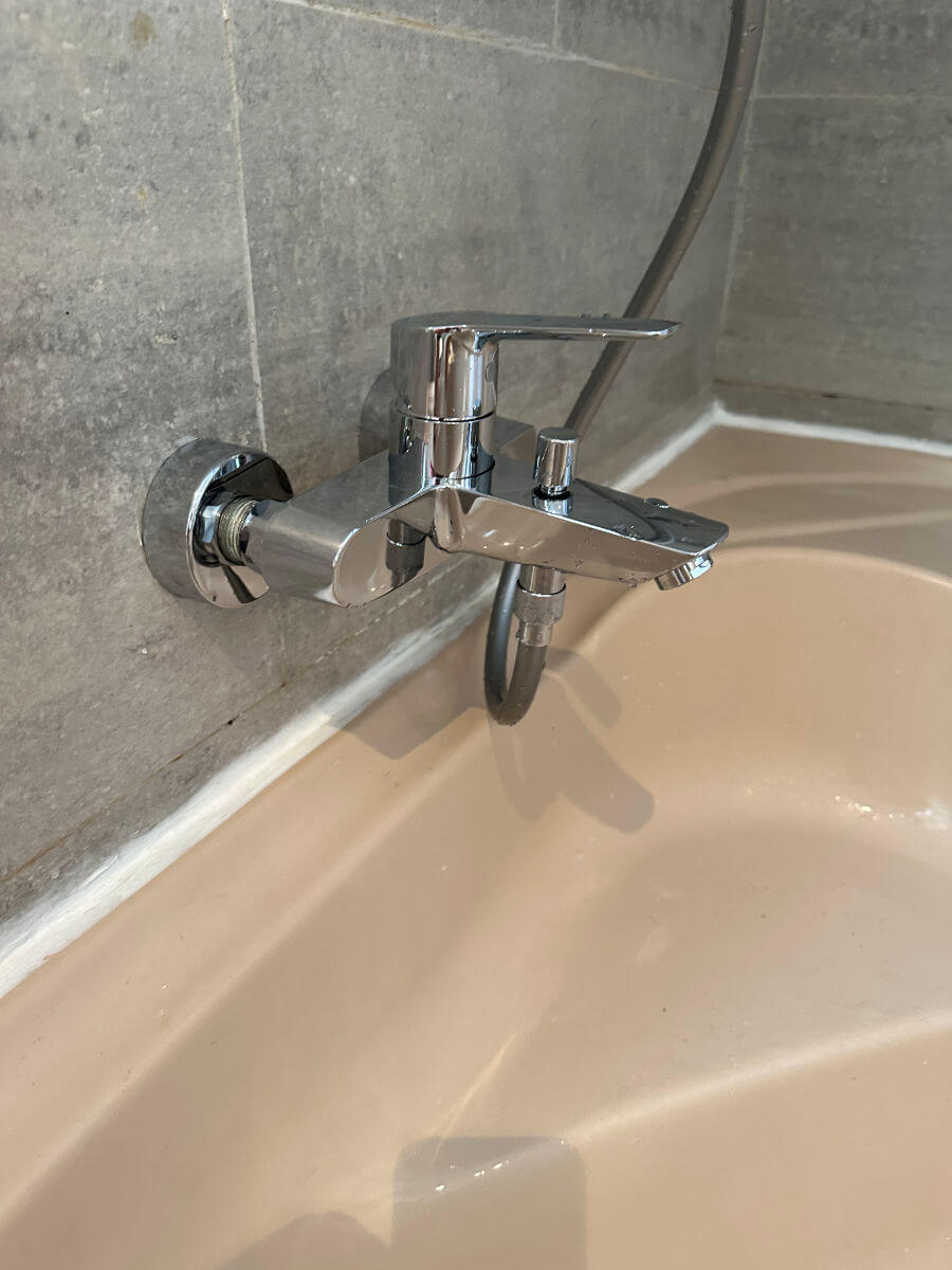 chrome-bathtub-faucet-shower-hose-palm-solutions-barcelona