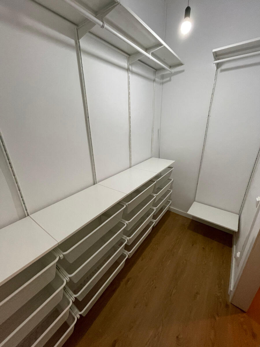empty-walk-in-closet-wire-baskets-palm-solutions-barcelona