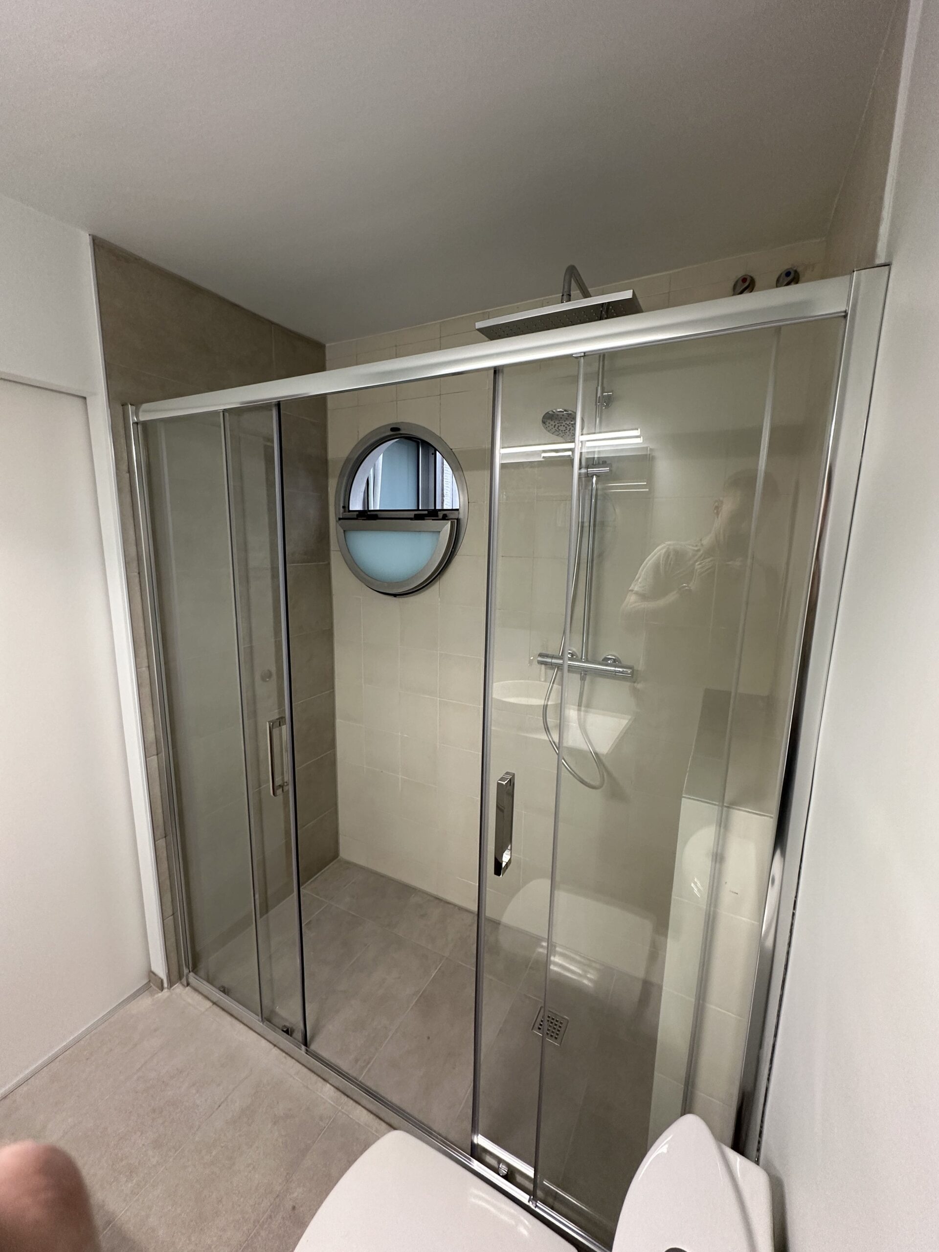 glass-shower-cabin-with-porthole-window-palm-solutions-barcelona