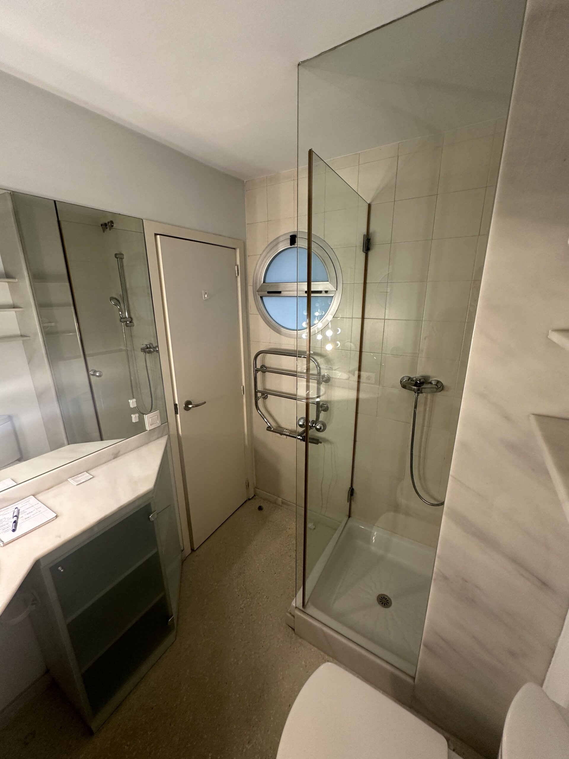 glass-shower-with-porthole-window-palm-solutions-barcelona