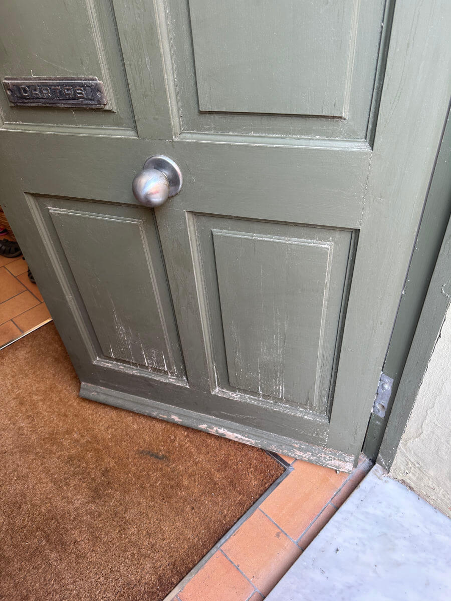 green-panel-door-knob-mail-slot-palm-solutions-barcelona