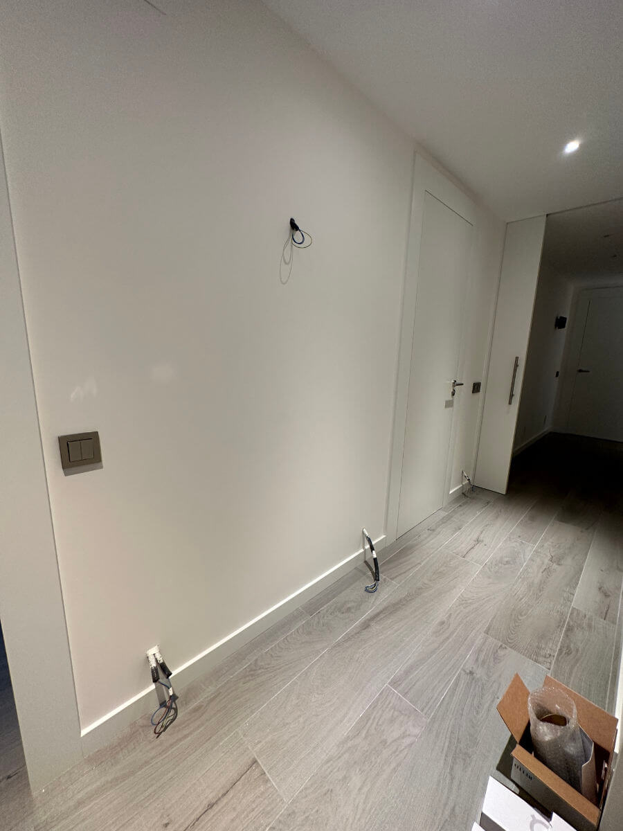 hallway-renovation-exposed-wiring-palm-solutions-barcelona
