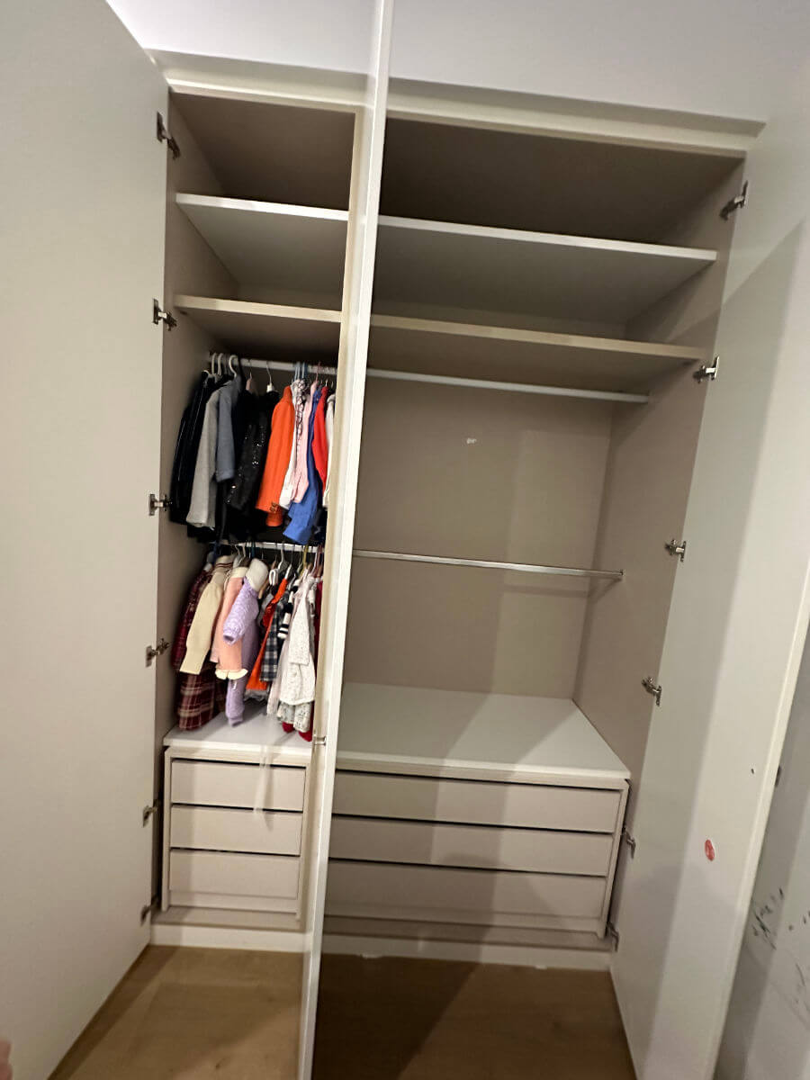 open-wardrobe-with-kids-clothes-palm-solutions-barcelona