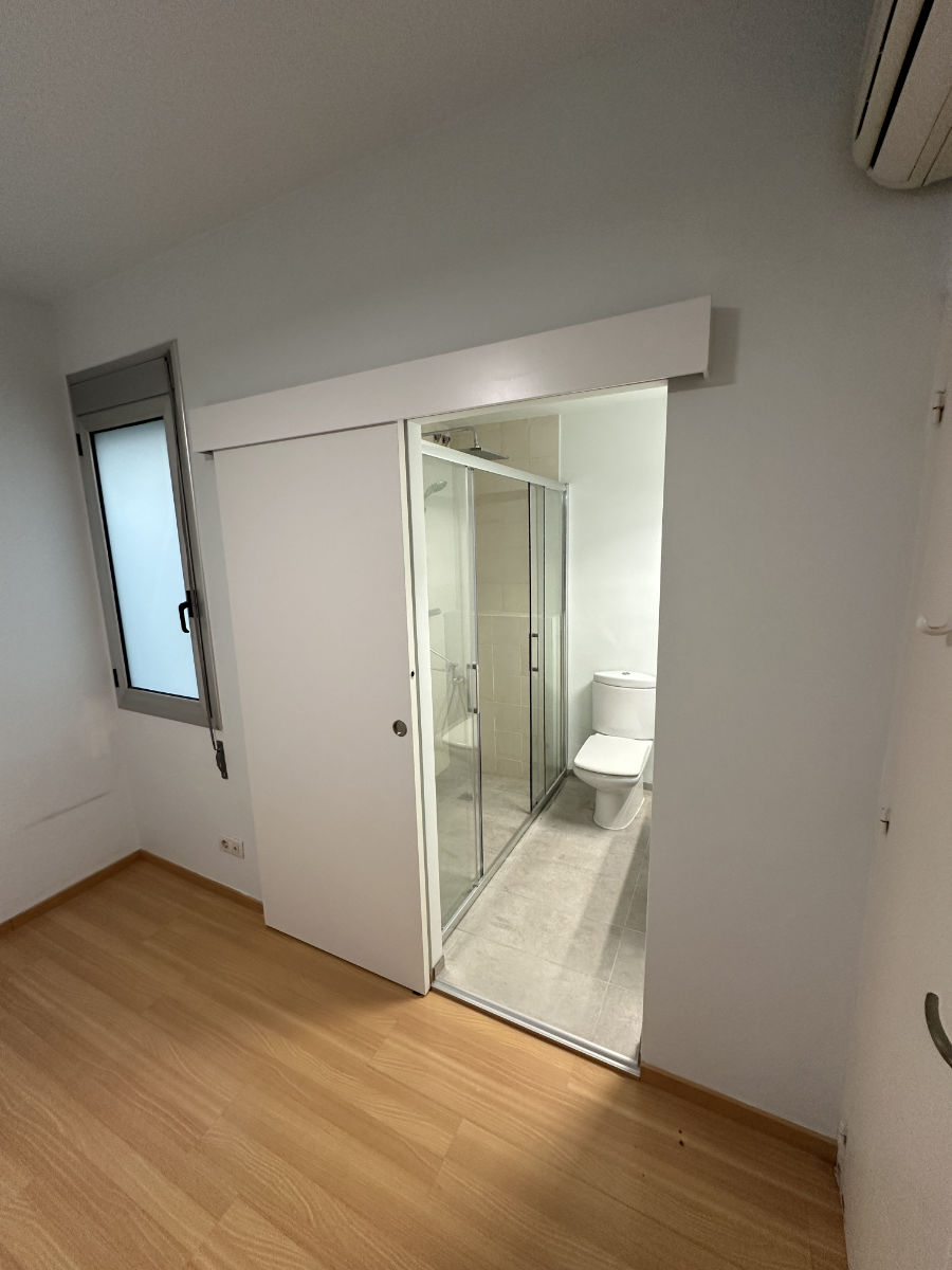 room-with-shower-and-toilet-palm-solutions-barcelona