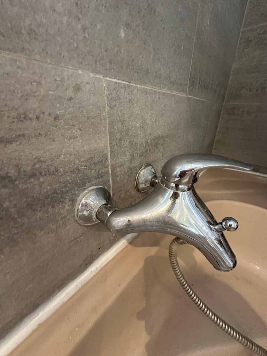 wall-mounted-chrome-bathtub-faucet-palm-solutions-barcelona