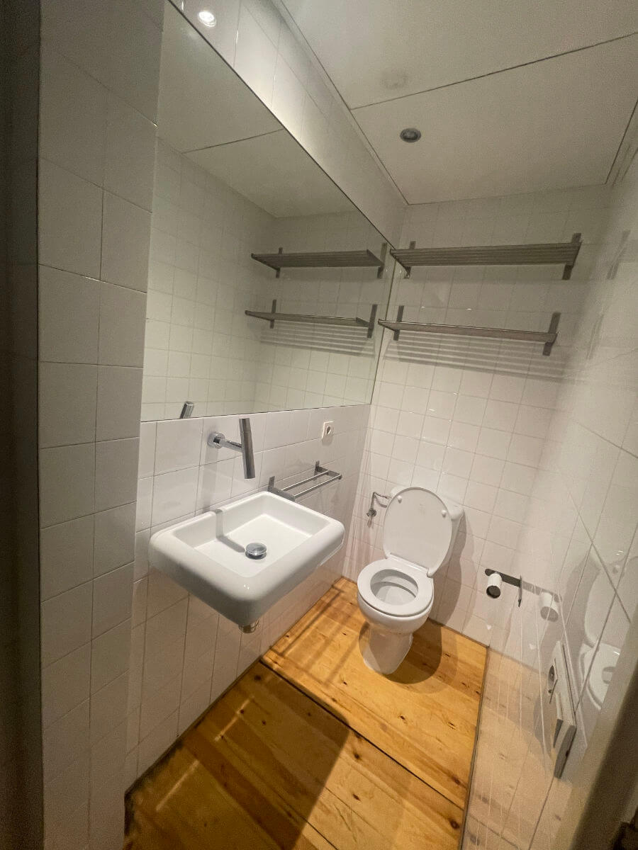 white-tiled-bathroom-sink-toilet-palm-solutions-barcelona