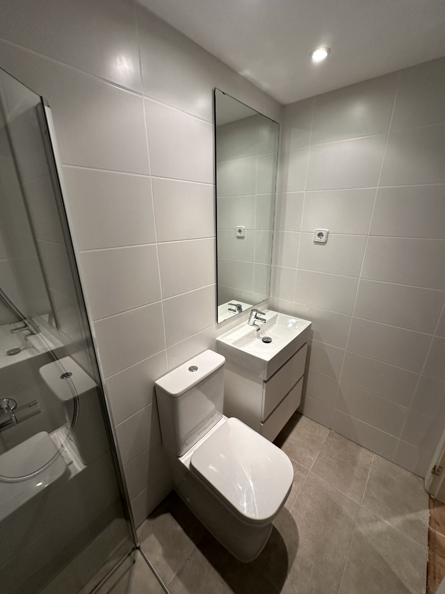 white-tiled-bathroom-with-toilet-sink-palm-solutions-barcelona